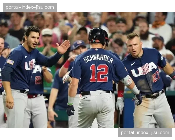 世界棒球经典赛决赛现场：日本队第八局满垒情况下打出清垒三垒安打，奠定胜局