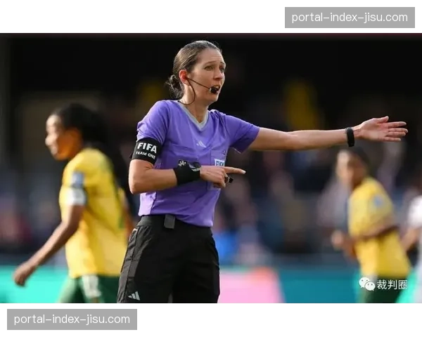 专访：裁判视角——主裁玛丽亚谈高科技辅助系统（即时回放）的应用体验