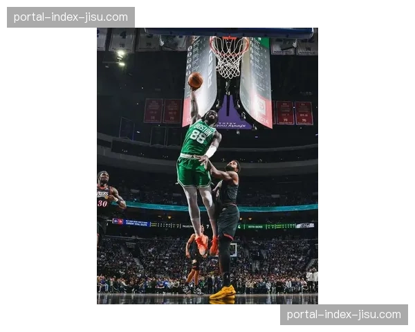 凯尔特人108-100力克76人，系列赛2-1领先塔图姆布朗各25分